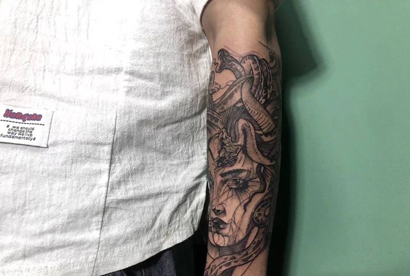 美杜莎纹身图片_手臂纹身图案