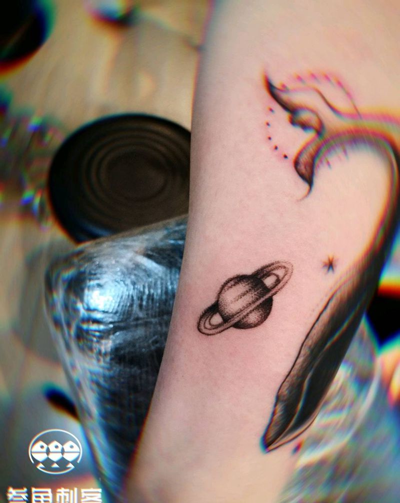 简单星球纹身图片_手臂点刺星球纹身图案