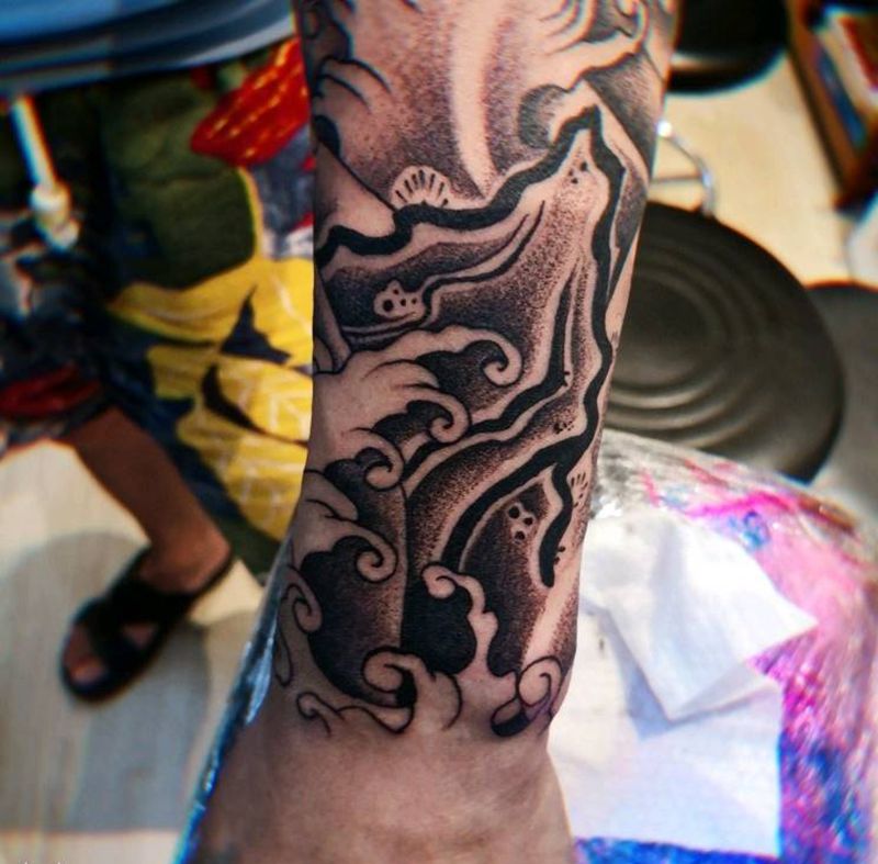 包小臂浪花纹身图片_手臂点刺浪花包小臂纹身图案