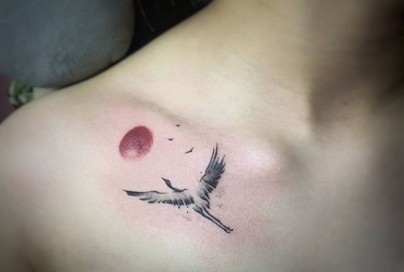 鹤纹身图片_颈部水墨纹身图案