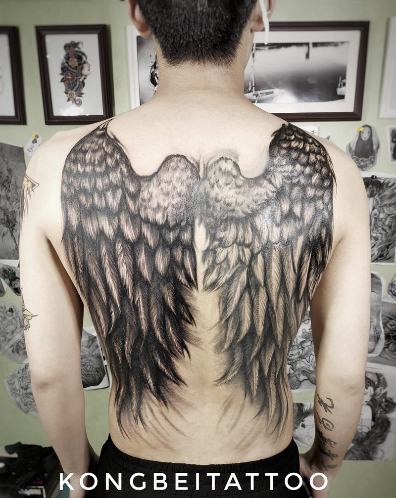 满背翅膀纹身图片_背部欧美写实纹身图案
