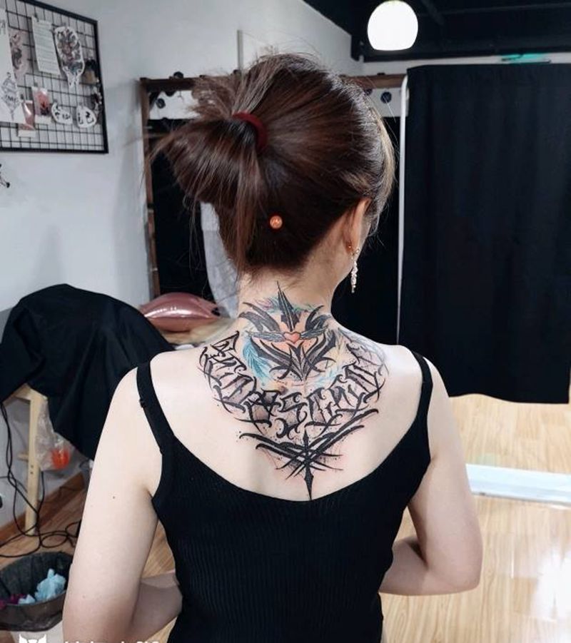 花体字纹身图片_颈部花体字纹身图案