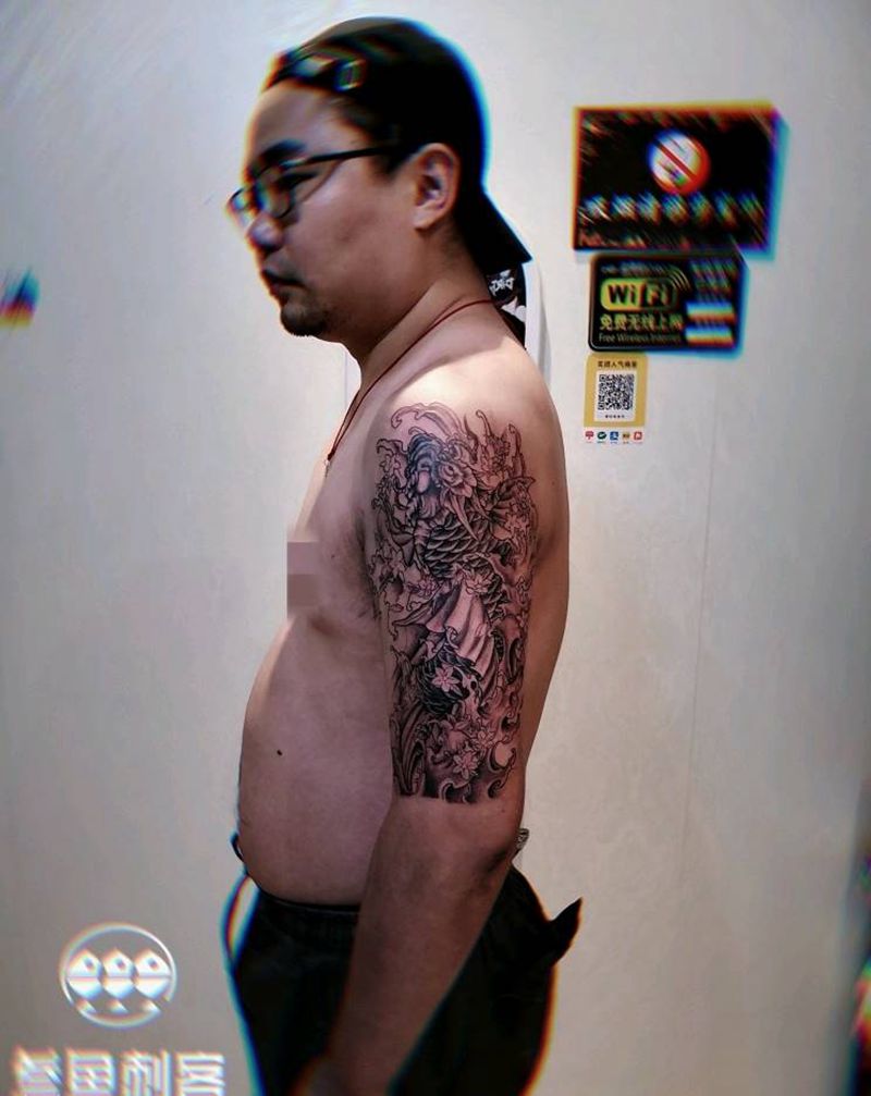锦鲤纹身图片_老传统鲤鱼大臂纹身图案