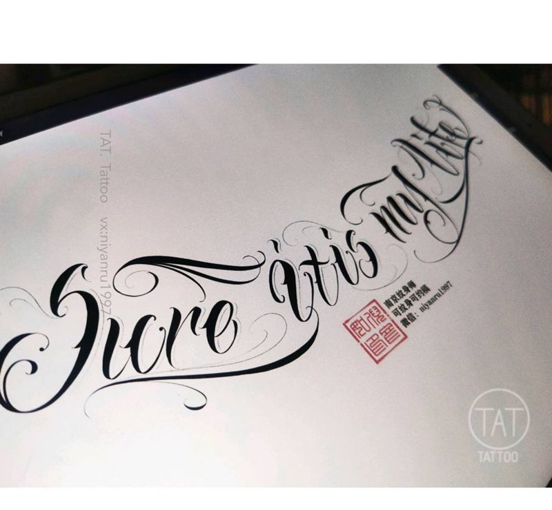 花胸 女生纹身图片_花体字纹身图案