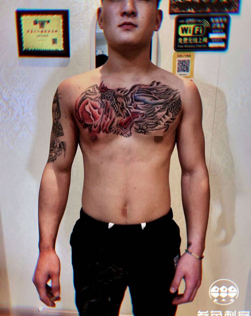 客人自选图↘花胸纹身图片_胸部老传统水彩花胸龙戏珠纹身图案