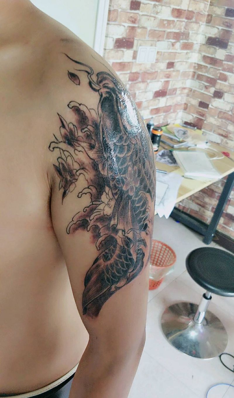 鲫鱼莲花纹身图片