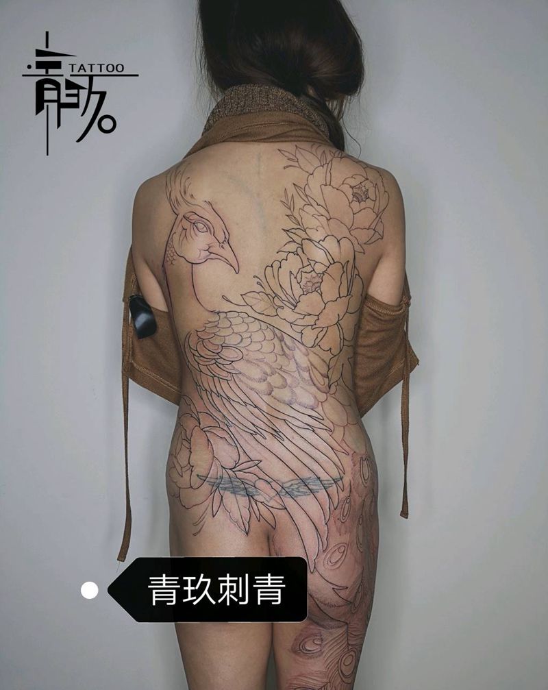 孔雀未完成纹身图片_背部点刺New School纹身图案