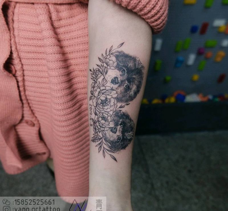 爱宠狗狗素花纹身图片_手臂欧美写实点刺狗素花写实纹身图案