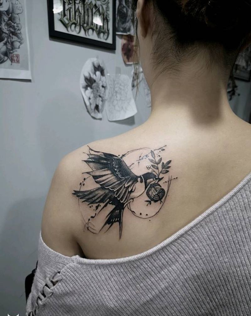 燕子纹身图片_背部Old School遮盖伤疤纹身图案