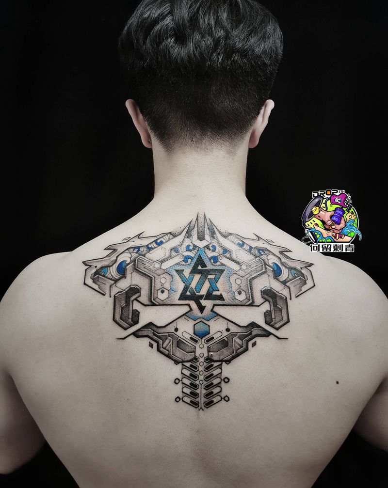 赛博风旧纹身修改纹身图片_背部几何赛博朋克机甲纹身图案