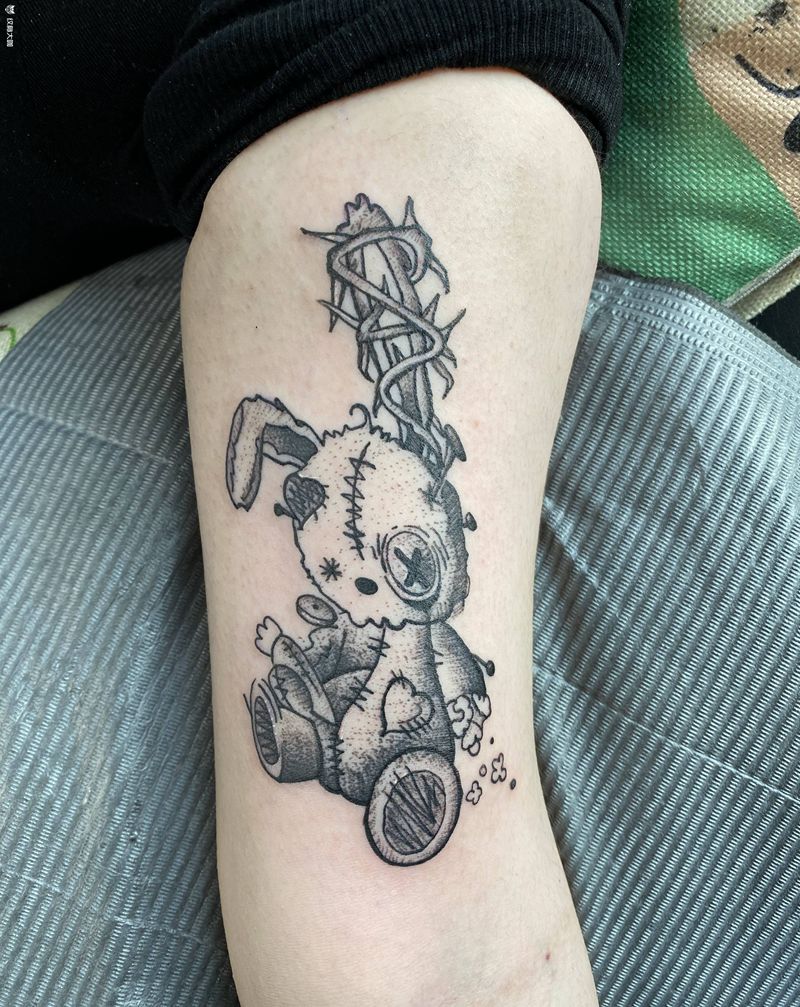 暗黑玩偶兔子纹身图片_手臂点刺纹身图案