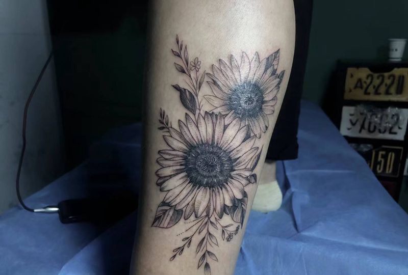 素花纹身图片_腿部纹身图案