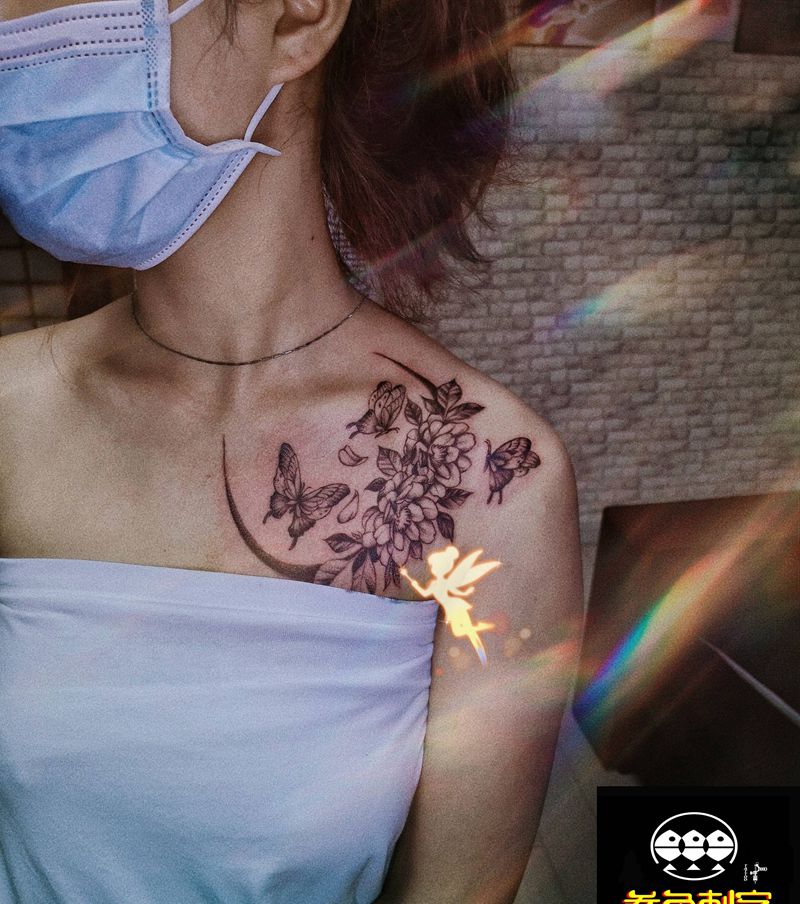 美女锁骨素花纹身图片_肩部点刺素花纹身图案