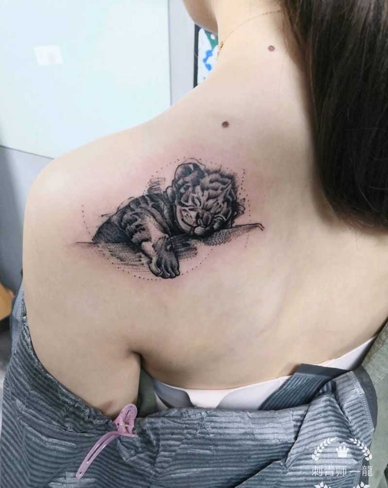 小萌虎纹身图片_背部点刺纹身图案