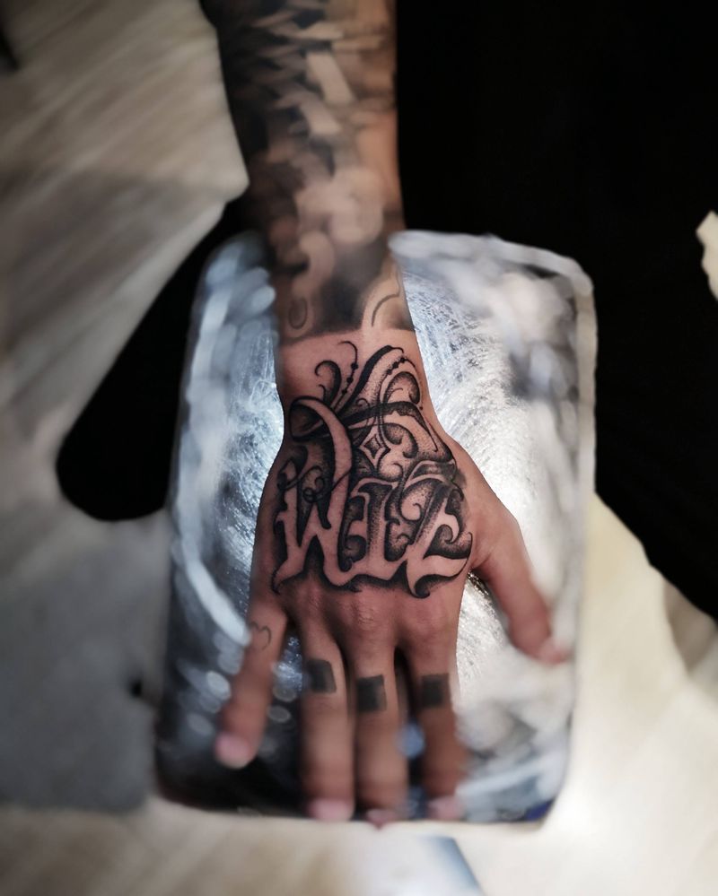 手背花体字纹身图片_手部点刺花体字纹身图案
