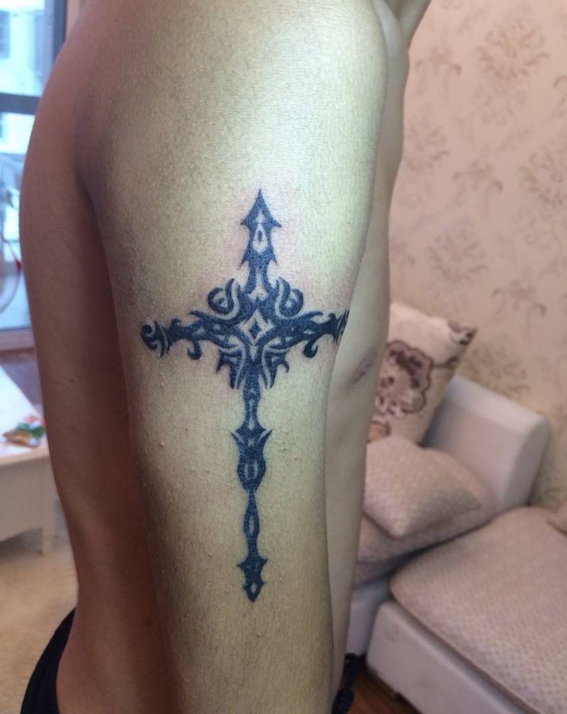 大臂十字架纹身图片_成品手臂图腾纹身图案