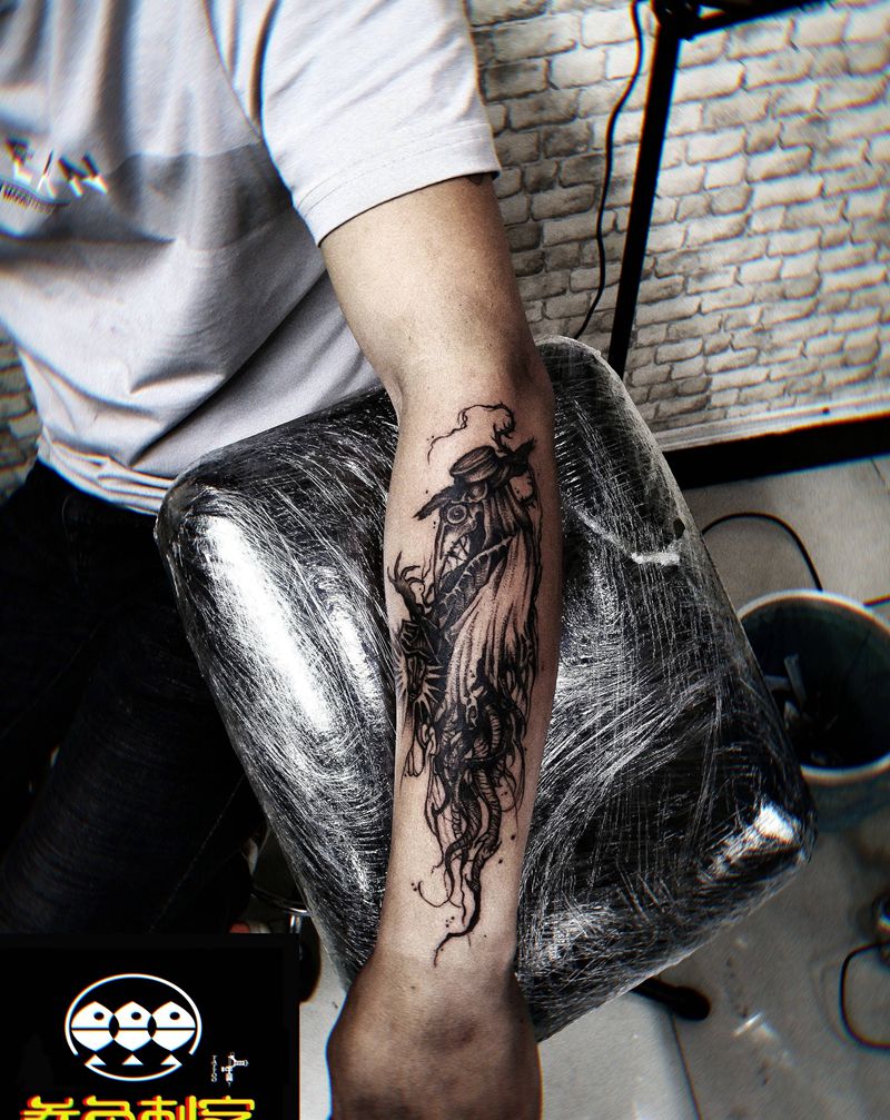 瘟疫医生纹身图片_手臂点刺暗黑瘟疫医生纹身图案