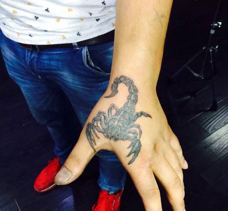 蝎子纹身图片_动物手部纹身图案