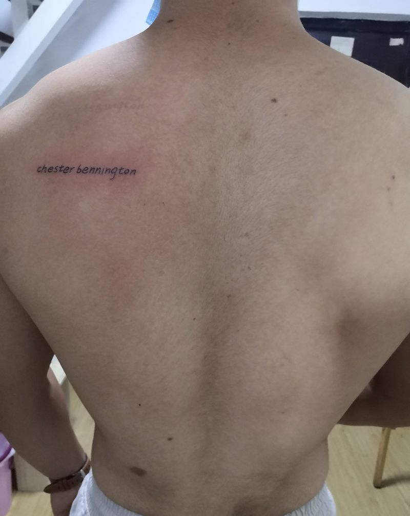 爱好健身的小哥哥，极具纪念意义纹身图片_背部花体字纹身图案