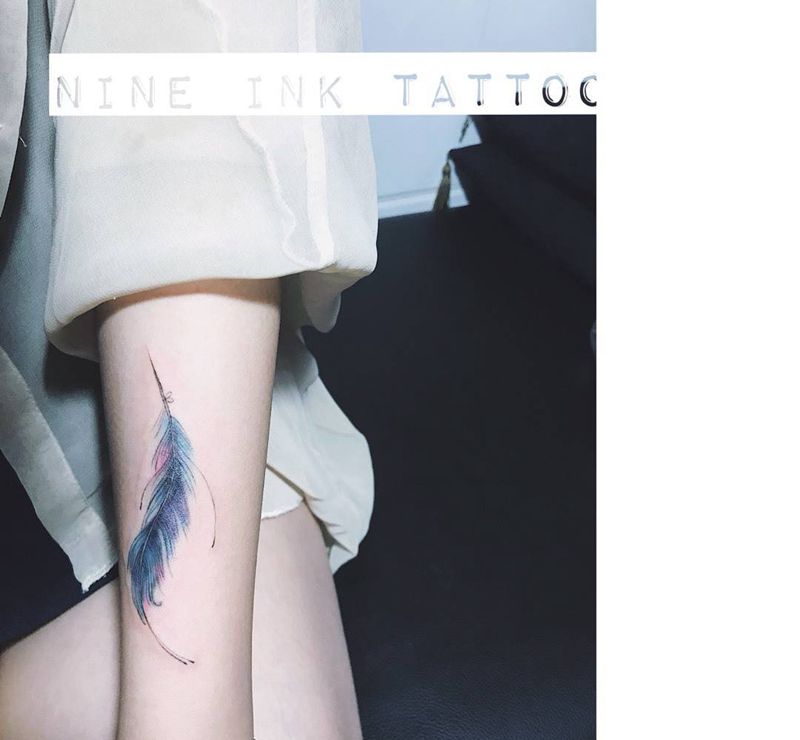彩色羽毛纹身图片