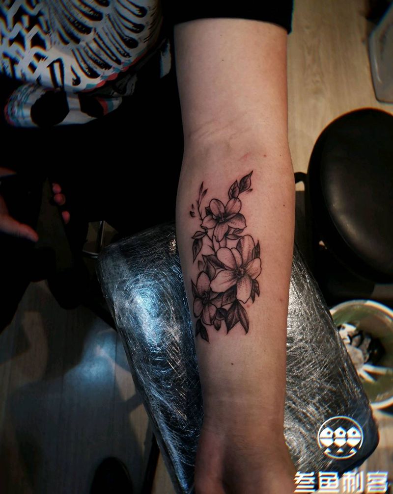 小臂素花纹身图片_手臂点刺素花小臂纹身图案