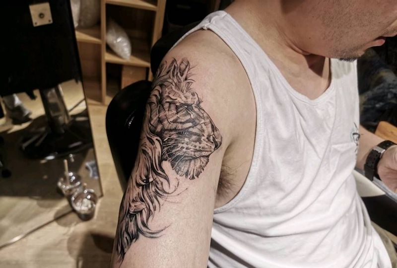 未完待续–狮子甩针纹身图片_点刺纹身图案