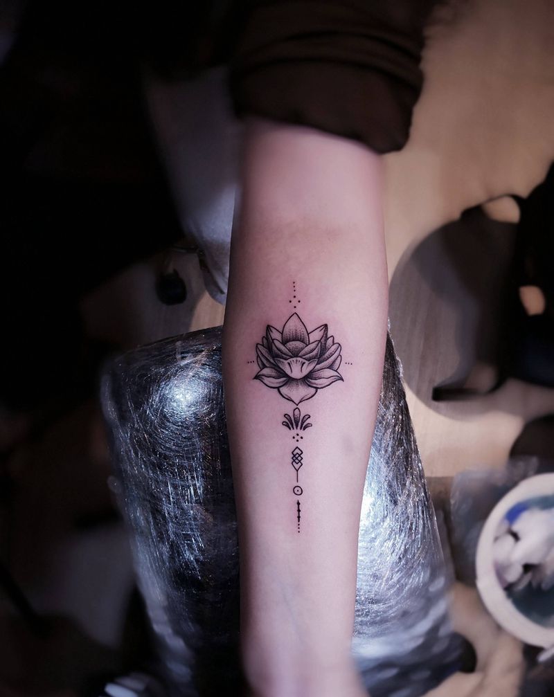 点刺荷花纹身图片_手臂点刺荷花纹身图案