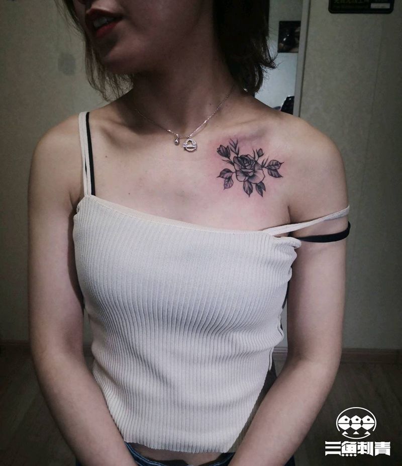 素花纹身✘纹身图片_点刺锁骨素花纹身图案