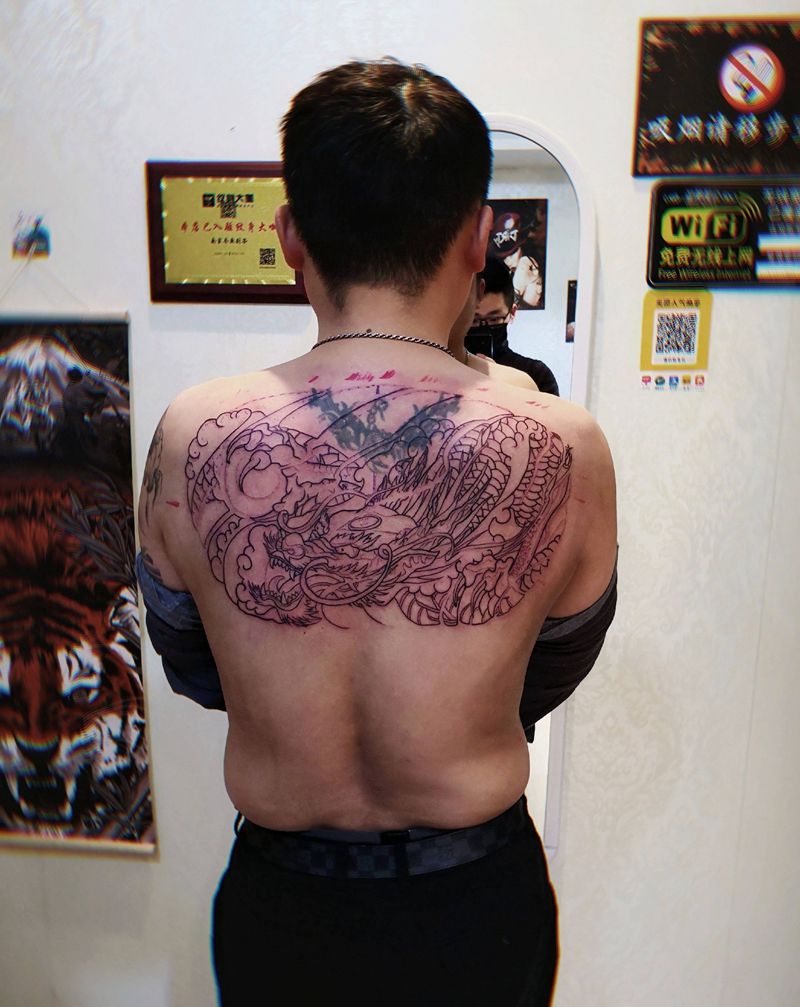 后背龙遮盖纹身图片_背部龙遮盖纹身图案