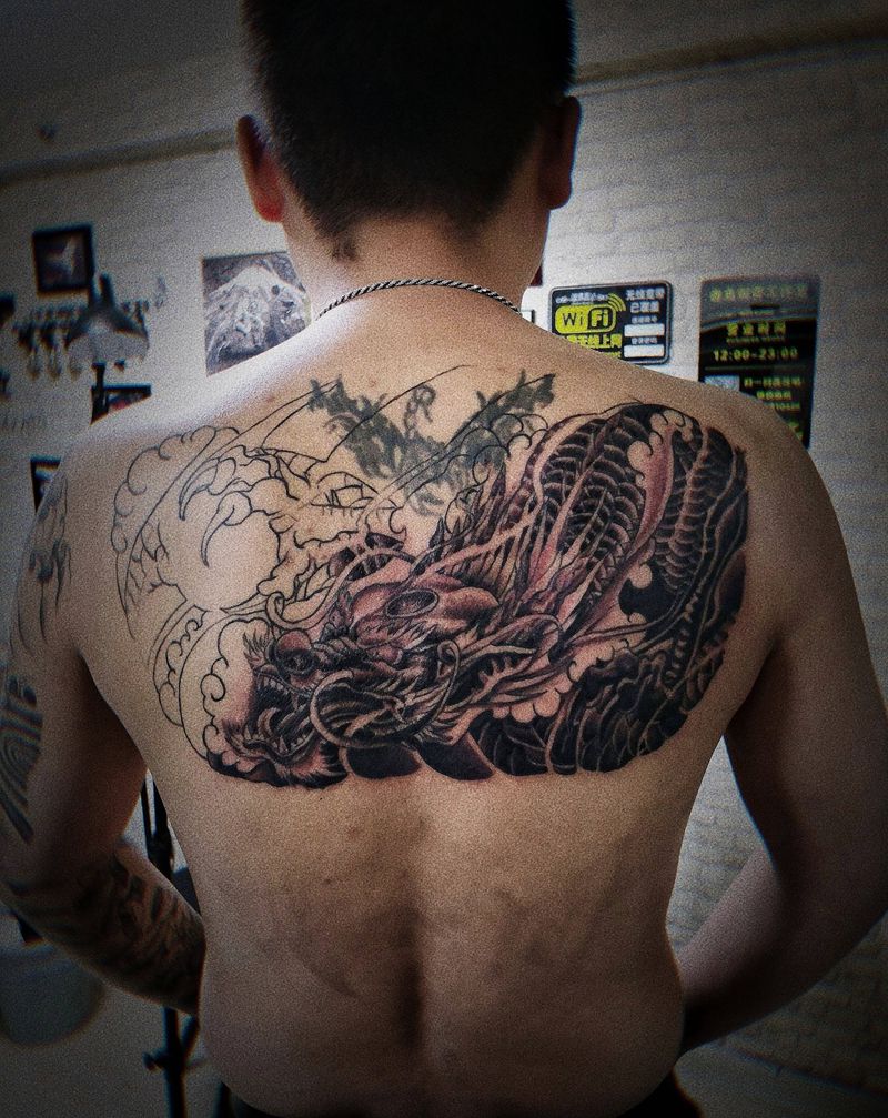 龙遮盖旧图纹身图片_背部龙遮盖旧图纹身图案