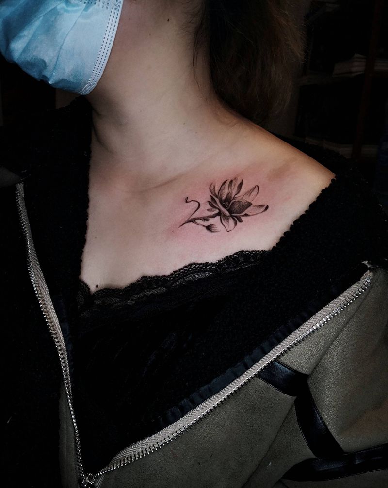 美女锁骨小图纹身纹身图片_肩部点刺锁骨纹身图案