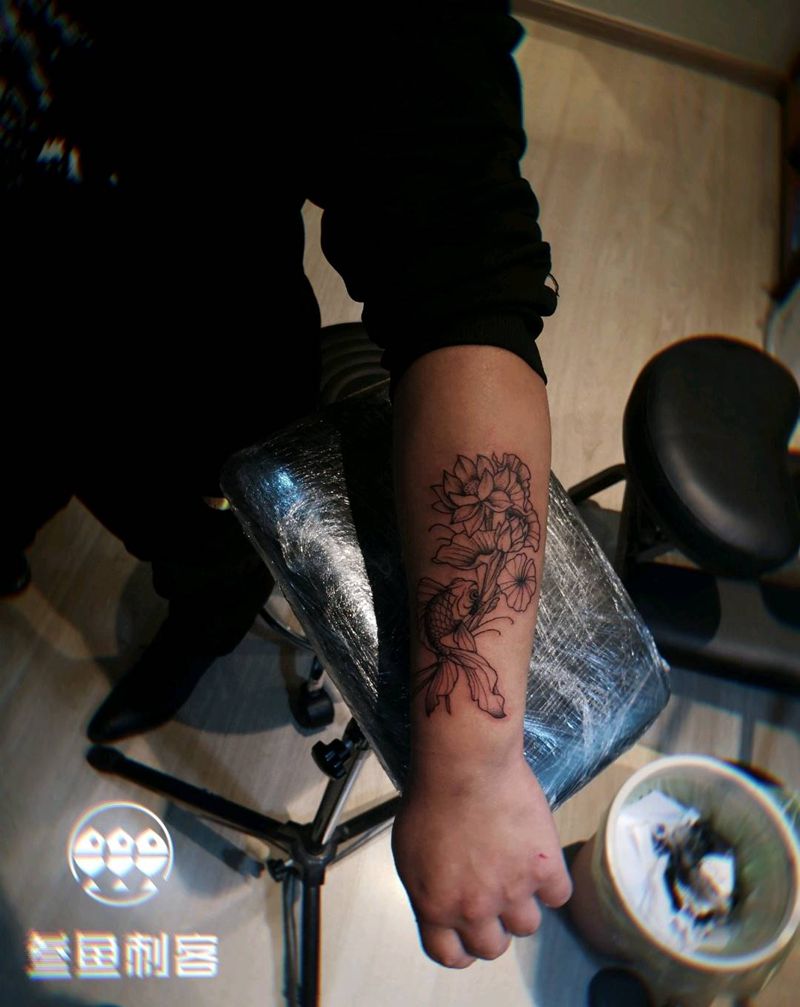 连莲有鱼纹身图片_手臂点刺年年有余纹身图案
