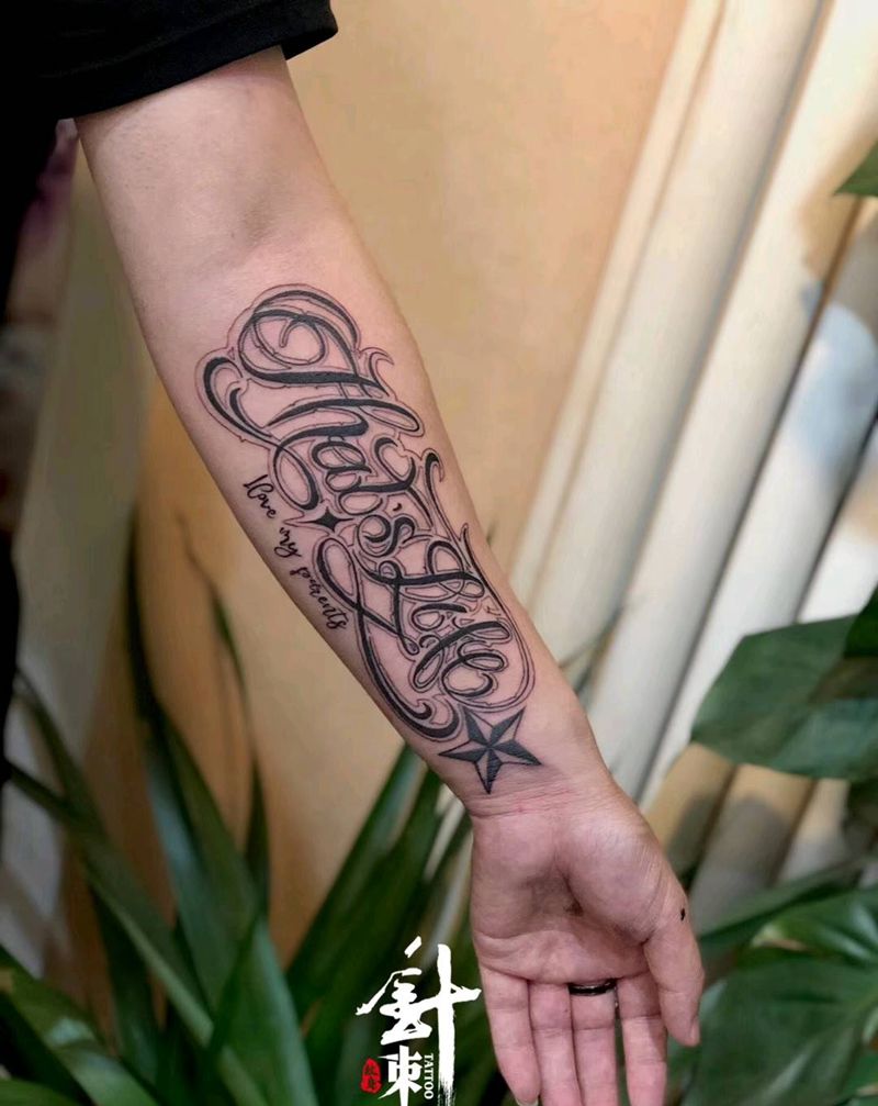 花体字纹身图片_手臂花体字纹身图案