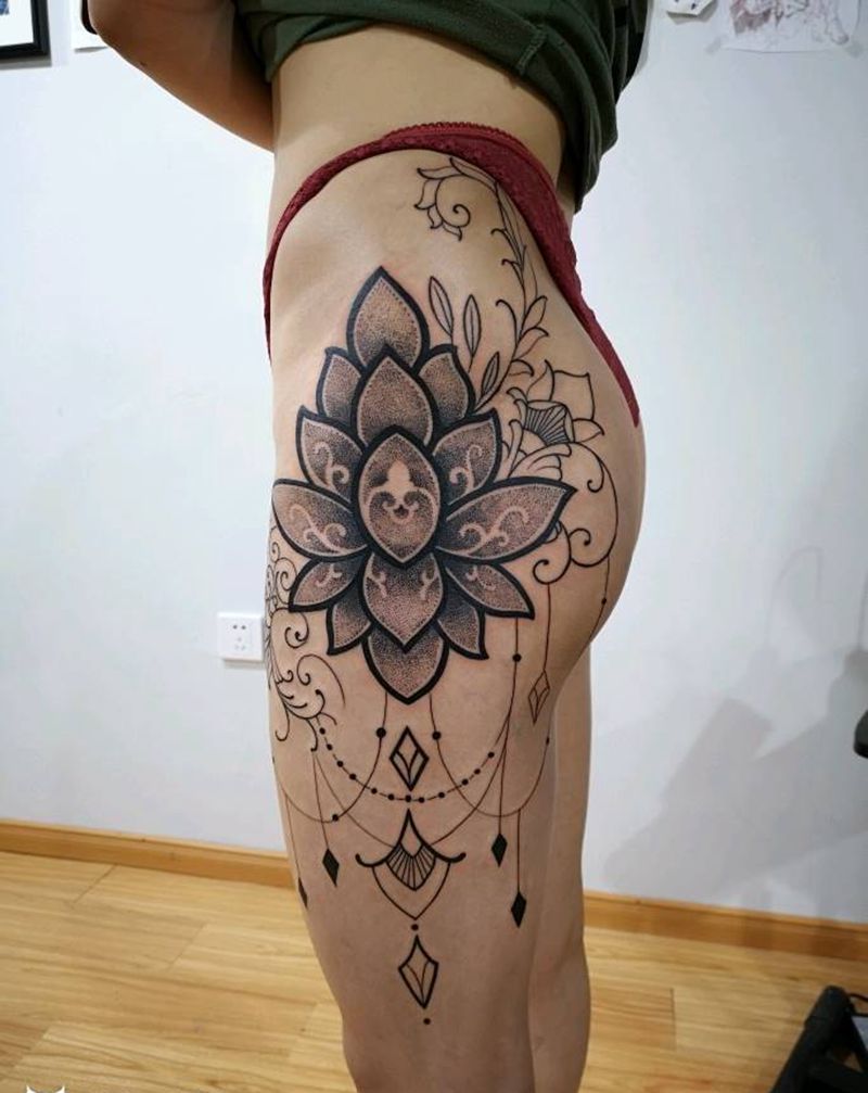 繁花纹身图片_臀部点刺几何纹身图案