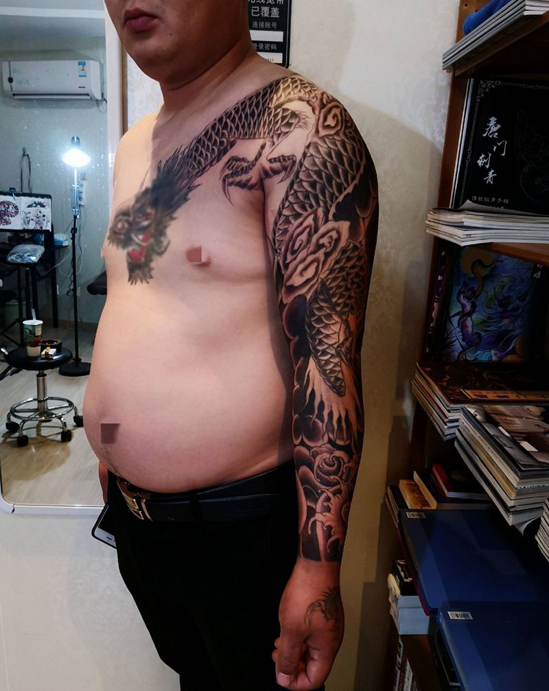 过肩龙纹身图片_手臂修改过肩龙纹身图案