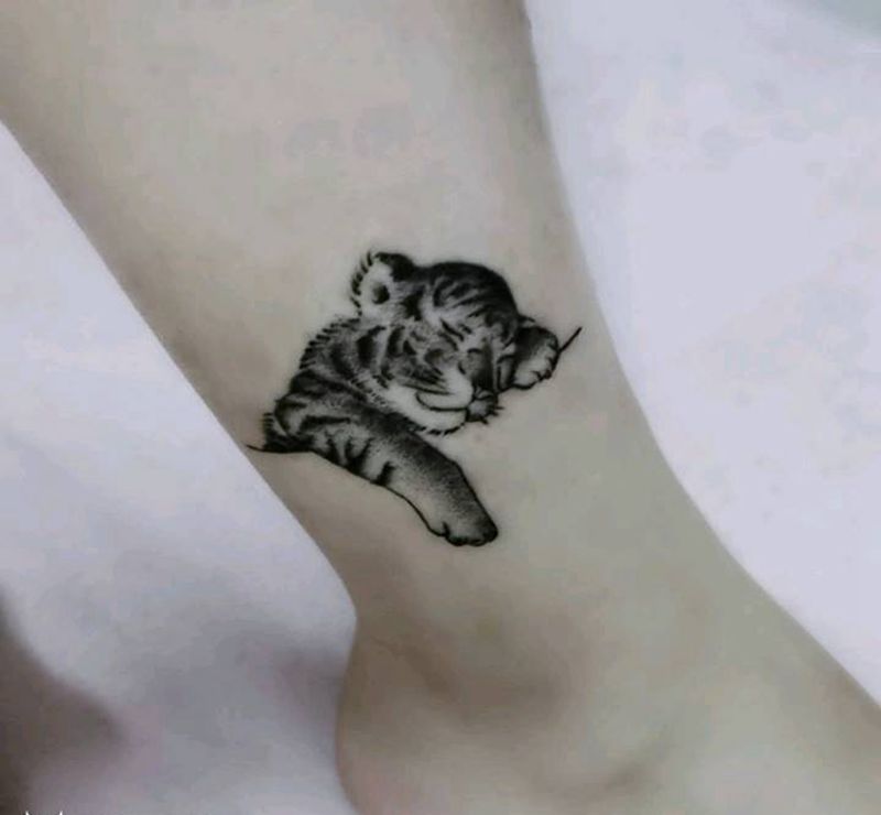 秀纹身萌虎纹身图片_脚部点刺萌虎纹身图案