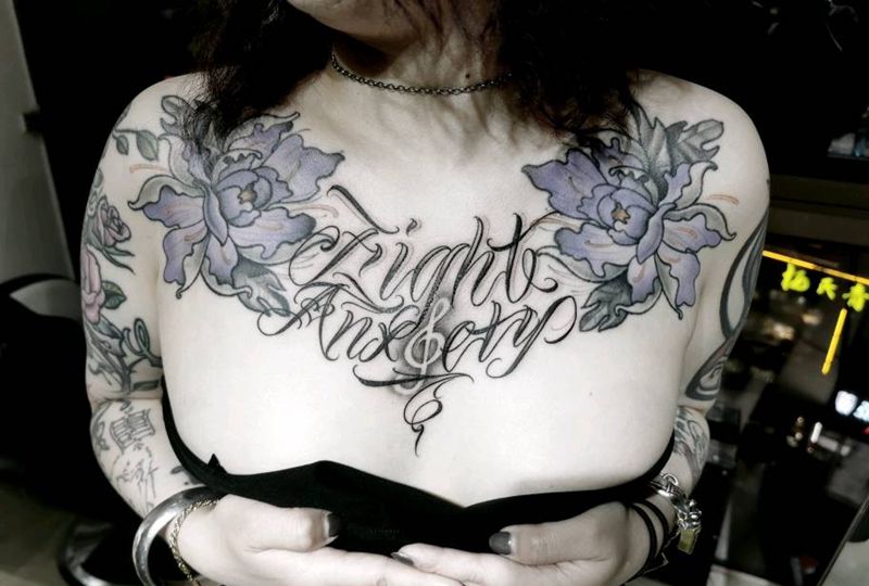 花体字花胸纹身图片_花体字纹身图案