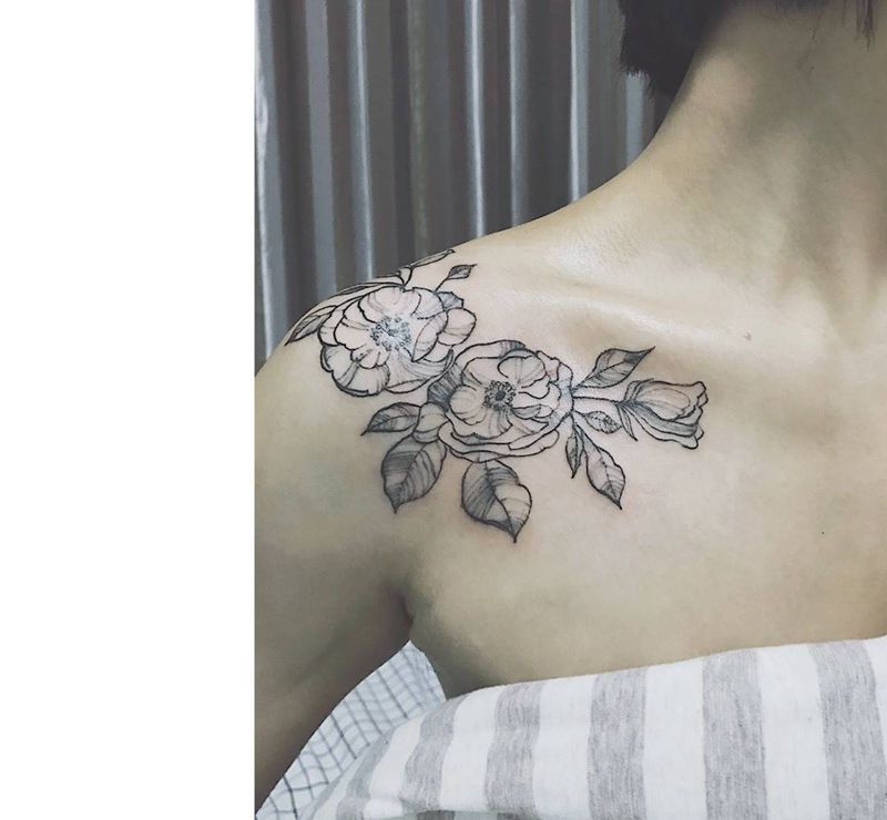 肩头花朵纹身图片