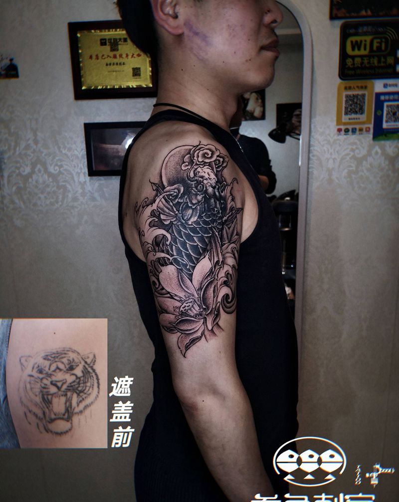 鲤鱼遮盖纹身图片_手臂点刺新传统鲤鱼大臂遮盖纹身图案
