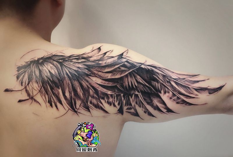 手臂展翅纹身图片_肩部手臂点刺翅膀羽毛纹身图案
