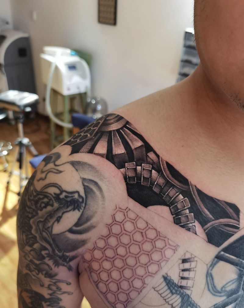 机械纹身图片_手臂胸部欧美写实机械花胸纹身图案