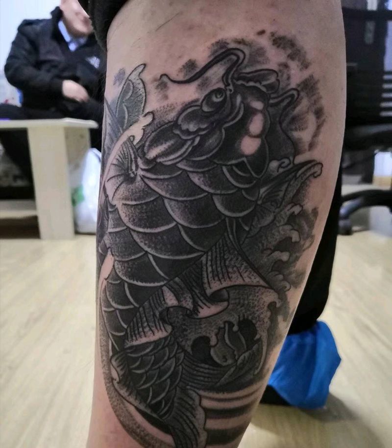 踏浪鲤鱼身上纹，轻松转运无压力纹身图片_腿部新传统纹身图案