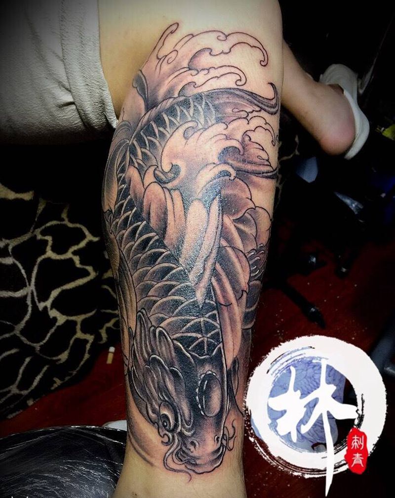 黑灰鲤鱼纹身图片