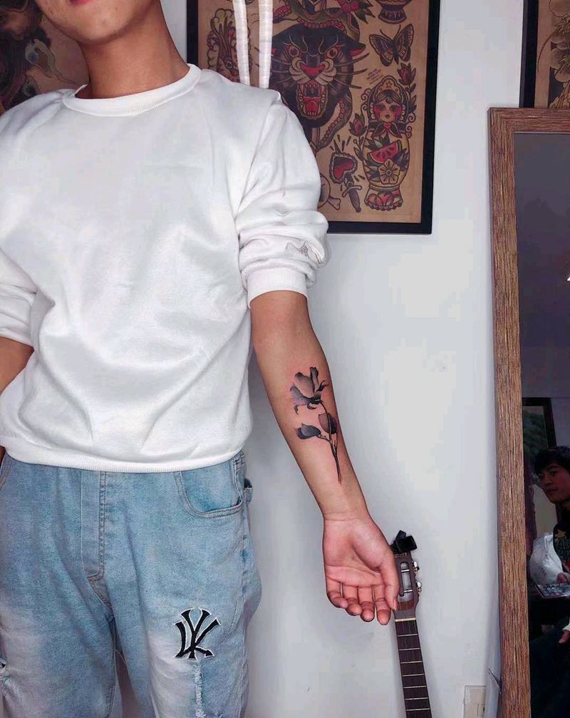 泼墨花朵纹身图片_手臂水墨纹身图案