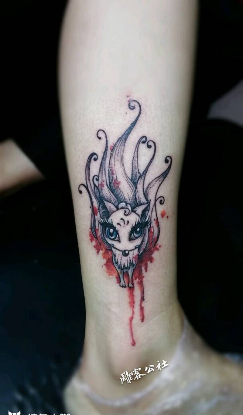 九尾狐纹身图片_腿部脚部清新动物纹身图案