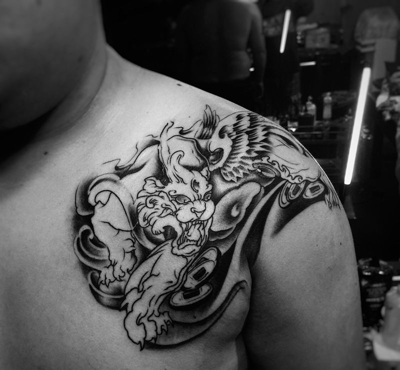 飞天虎纹身图片_胸部纹身图案