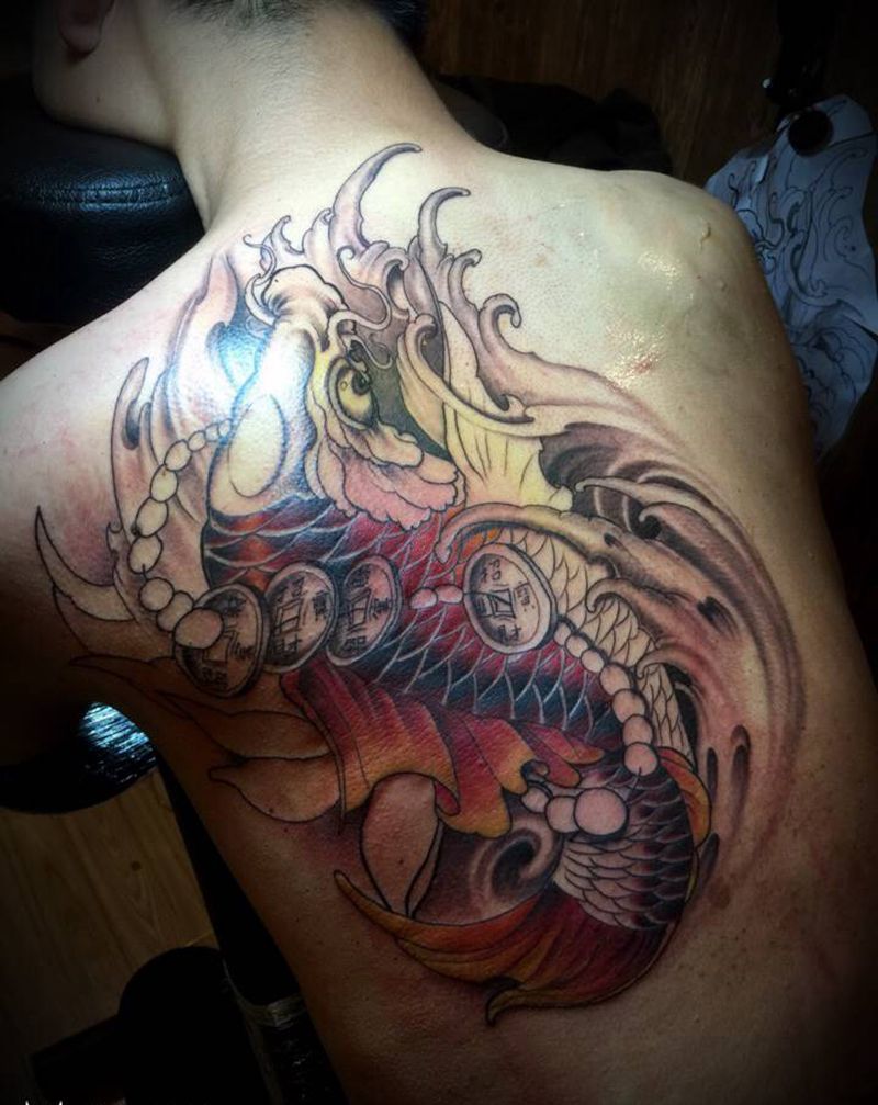 后背鲤鱼。林刺青纹身图片_背部新传统纹身图案