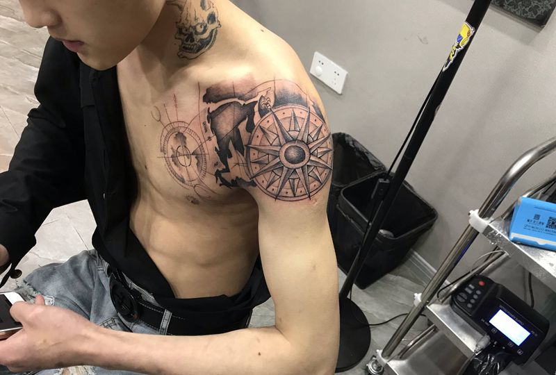罗盘纹身图片_肩部纹身图案