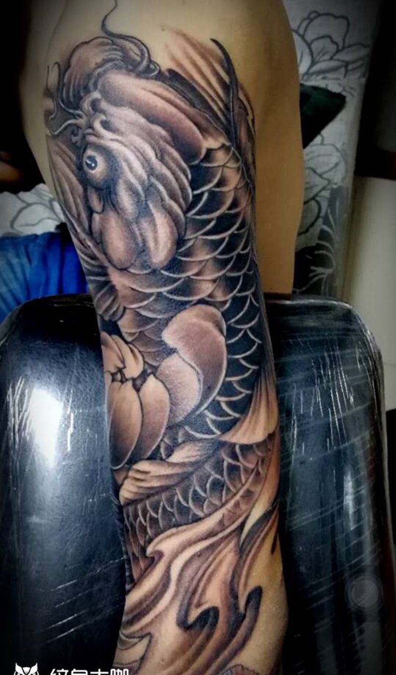 林刺青，接大臂鲤鱼纹身图片_手臂新传统纹身图案