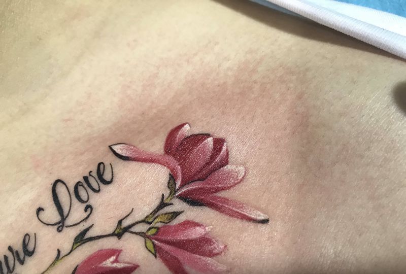 玫瑰纹身图片_肩部胸部彩色纹身图案